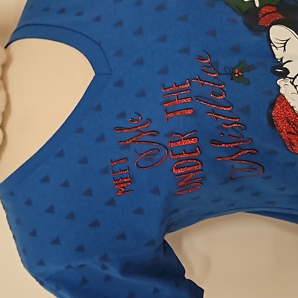 Minnie and Mickey Mouse Disney mistletoe holiday graphic tee Med. and Santa hat! - Picture 6 of 9